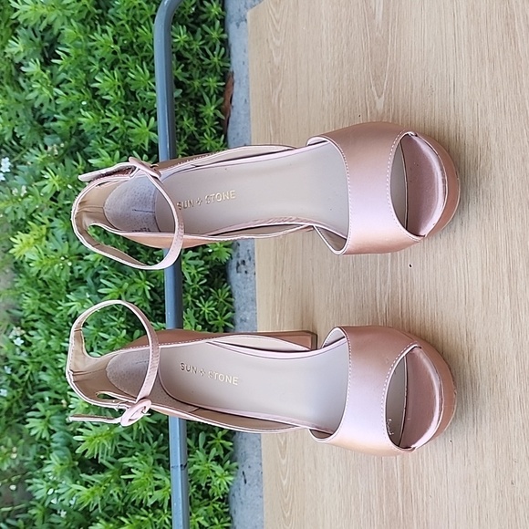 Sun + Stone Reeta Pink Satin block heels ankle strap pumps Size 11 NWOT - Picture 2 of 10